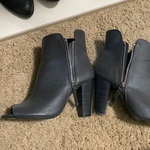 Breckelles size 8 grey booties